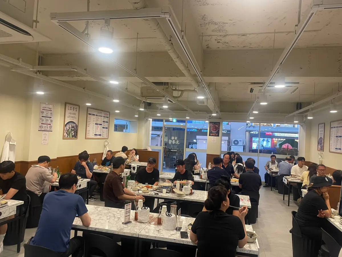 테이블이 넓게 배치된 오봉집 매장 내부