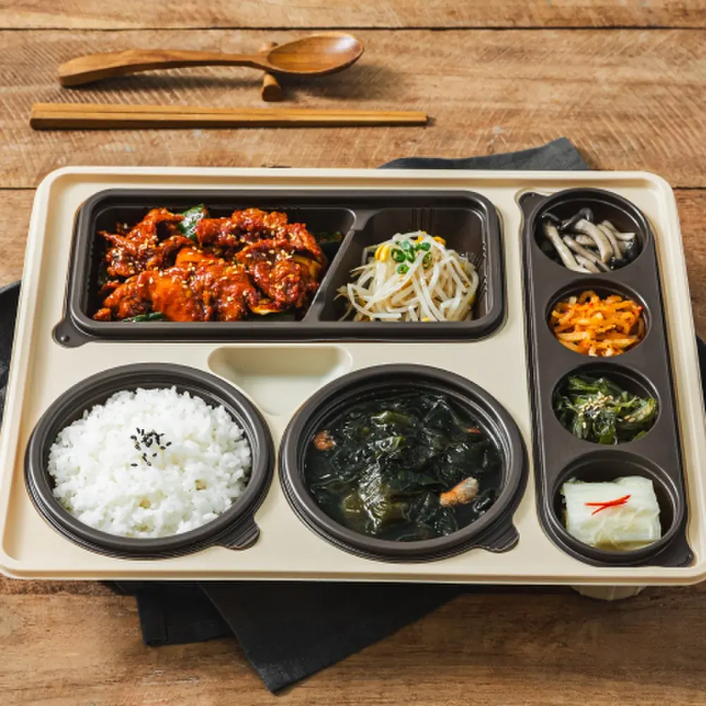 밥과 제육볶음, 반찬이 칸칸이 담긴 오봉집 제육볶음 도시락