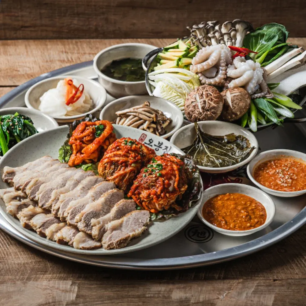 낙지볶음과 수육, 나물 반찬이 쟁반에 담긴 오봉집 한상